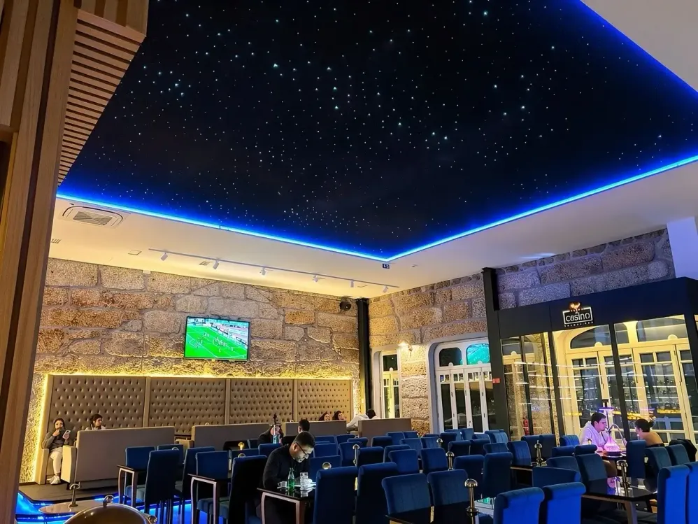 Casino Lounge Bar — cielo estrellado RGBW en sala principal
